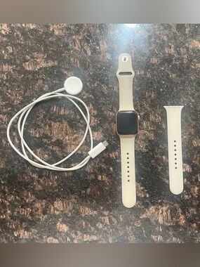 Apple Watch SE 1st Gen 40mm A2353 (GPS + Cellular) Rose Gold w Charging Cord